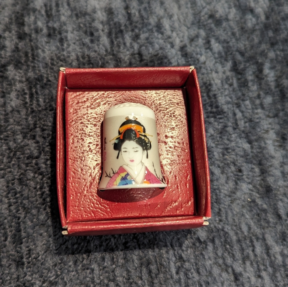 Porcelain Thimble Geisha